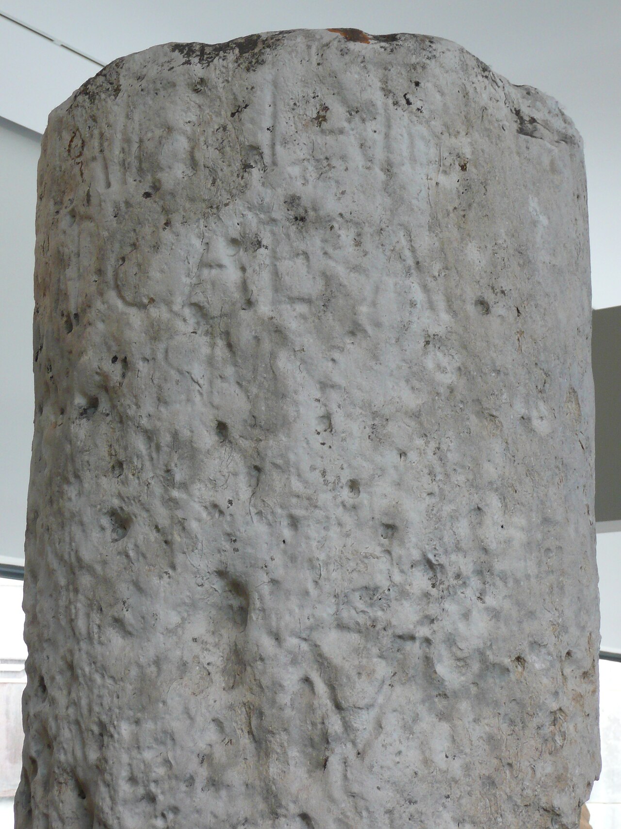 Borne milliaire du château d'Estoublon